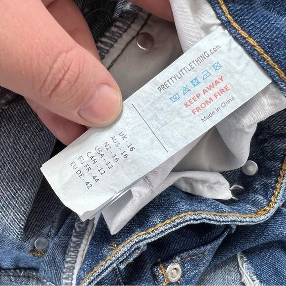 Pretty Little Thing Plus Mid Wash Extreme Thigh Rip Denim Short Distressed - Picture 4 of 6